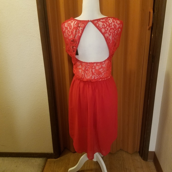 RED LACE DRESS - Picture 3 of 7